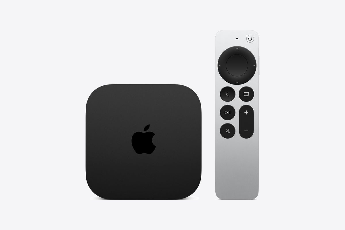 Schwarzes Apple TV 4K neben der silbernen Siri Remote