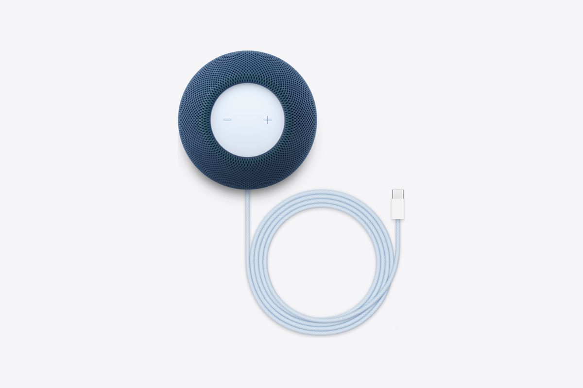 Blauer HomePod mini 2 mit USB-C-Kabel