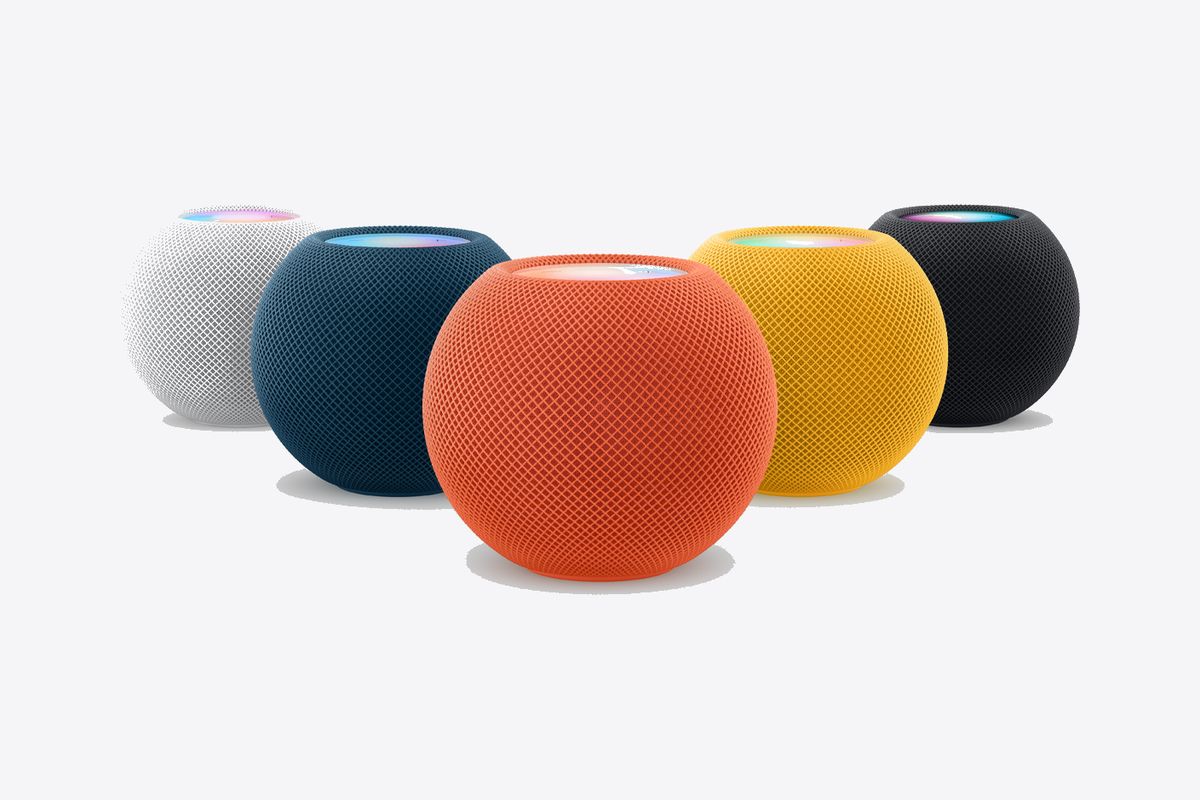 Fünf HomePod mini in Weiß, Blau, Orange, Gelb und Space Grau