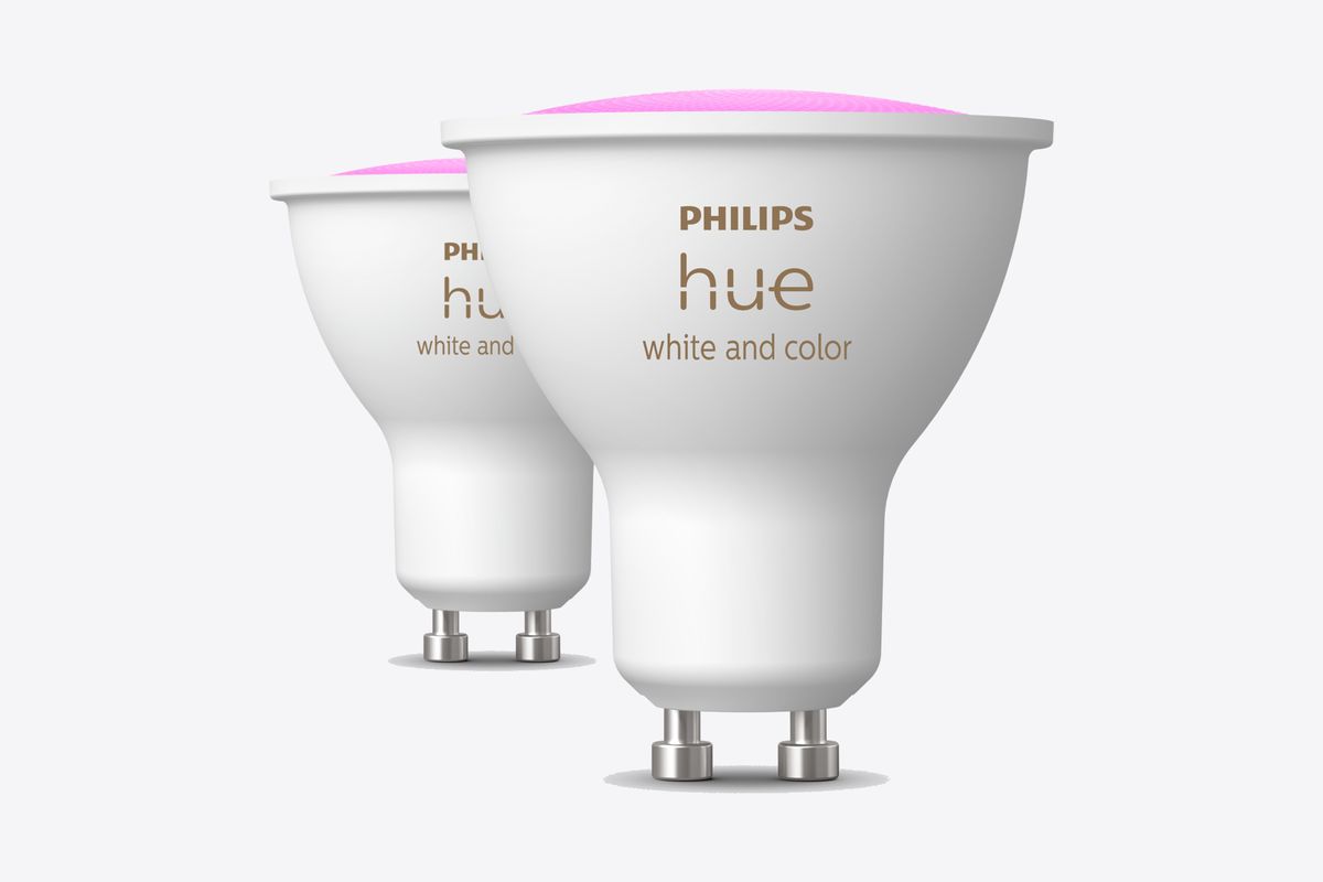 Zwei Philips Hue White and Color Spots mit GU10-Sockel