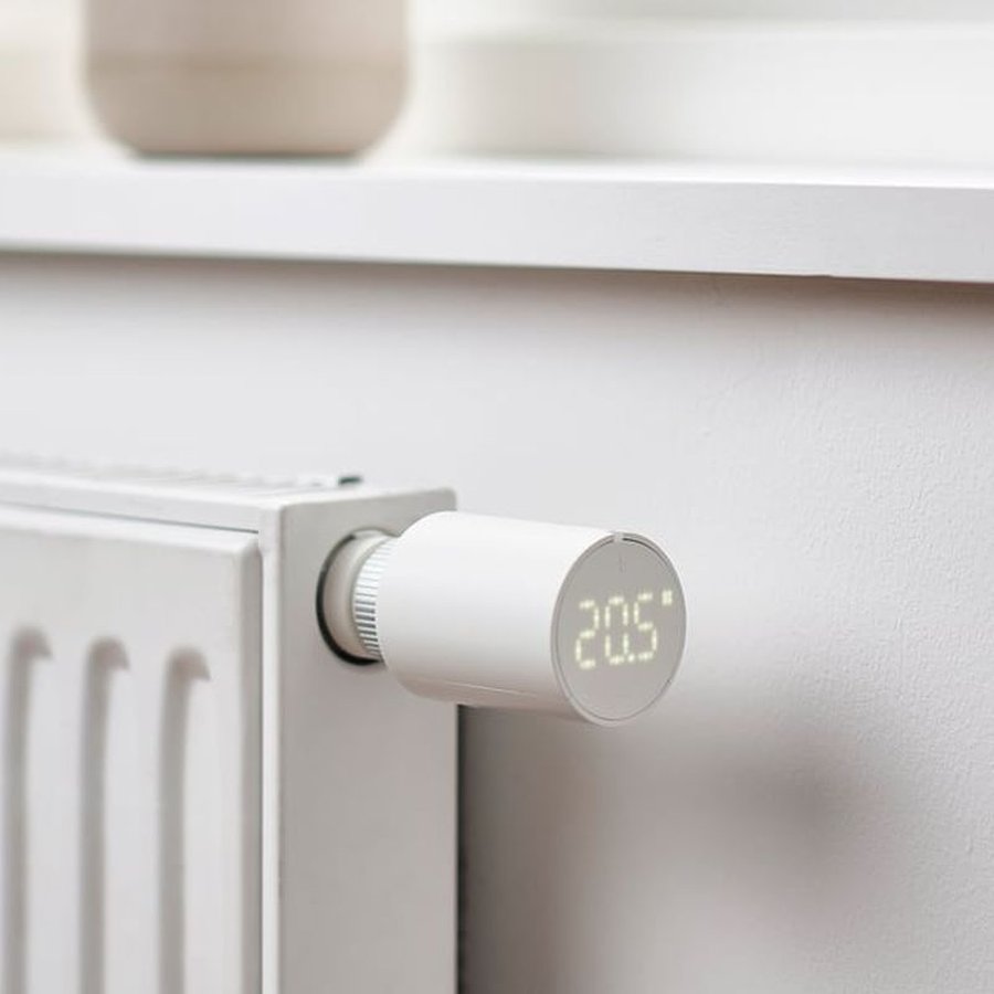 Weißes IKEA-Heizkörperthermostat LILJEBAGGE mit Anzeige 20,5 Grad an einem Heizkörper