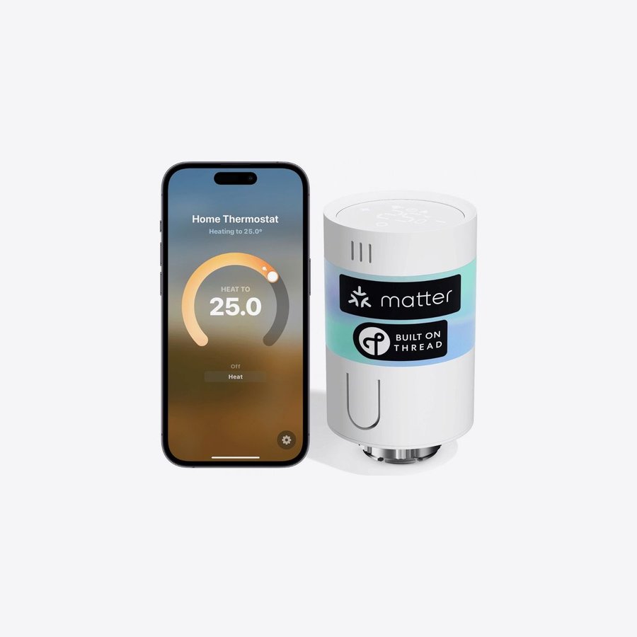 Meross-Heizkörperthermostat MTS155 mit Matter- und Thread-Logo neben einem iPhone