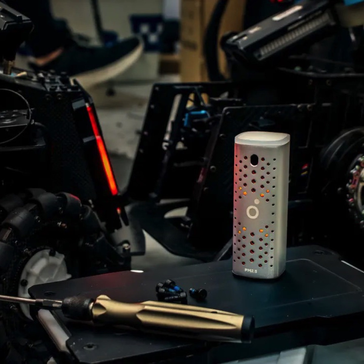 Silberner Sensor-Pod von Sensereo Airo auf einer Werkbank