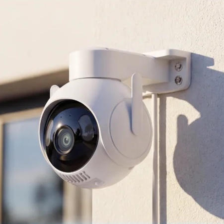 SwitchBot Outdoor Pan & Tilt Cam 3K an einer Hauswand